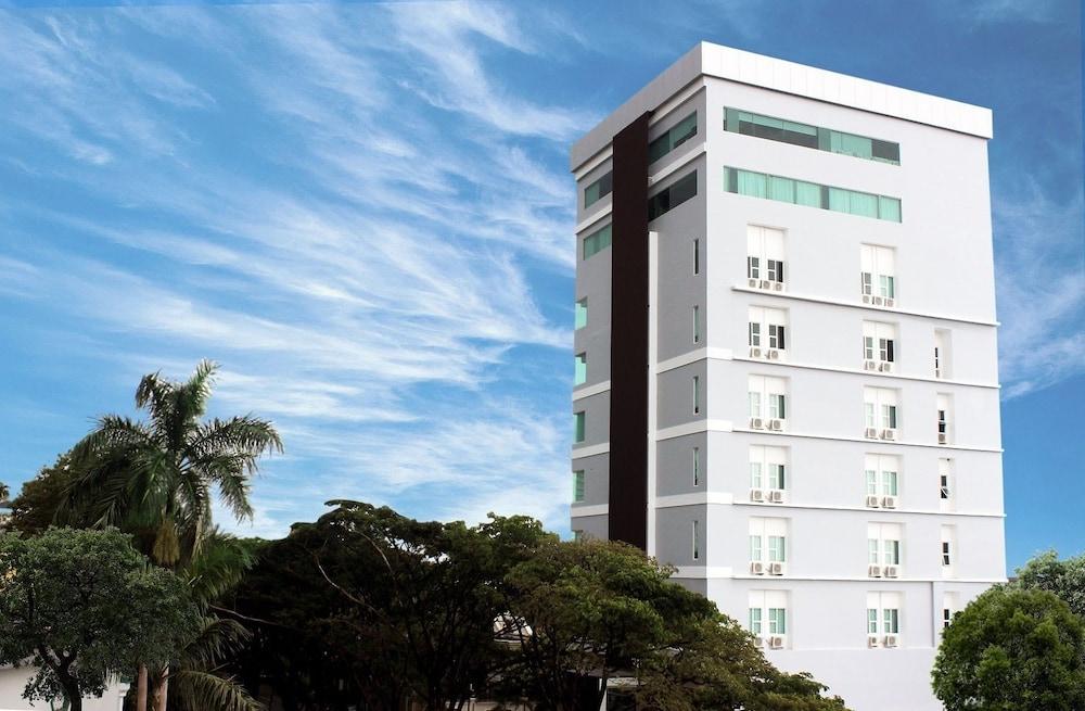 Demelia Hotel Makassar Eksteriør billede