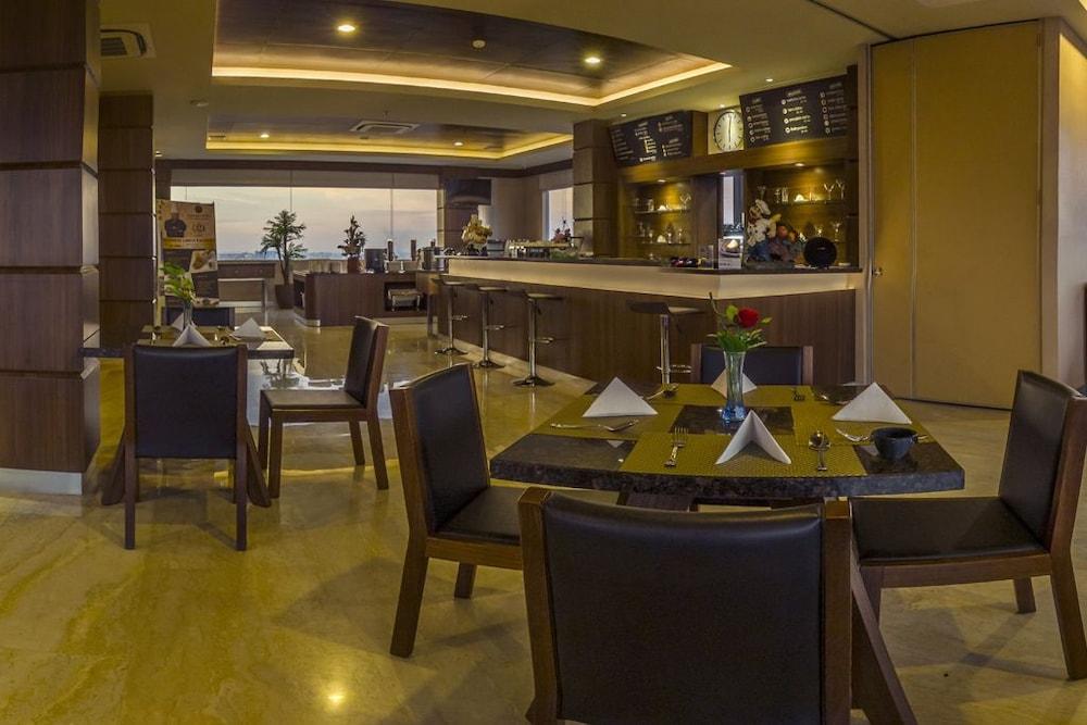 Demelia Hotel Makassar Eksteriør billede
