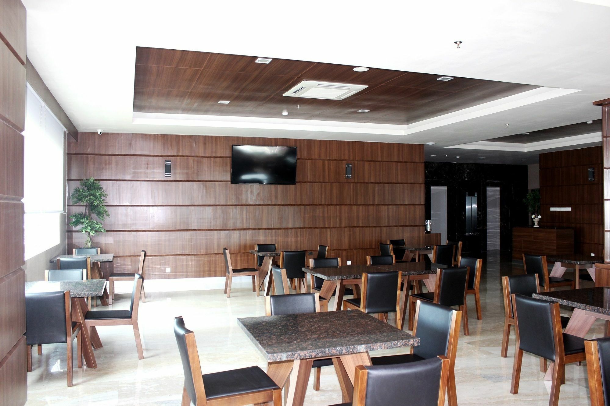 Demelia Hotel Makassar Eksteriør billede